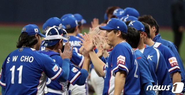 7일 오후 서울 고척스카이돔에서 열린 2019 세계야구소프트볼연맹(WBSC) 프리미어12 예선라운드 C조 대한민국과 캐나다와의 경기에서 3대1로 승리한 대한민국 대표팀이 기뻐하고 있다. 2019.11.7/뉴스1 © News1