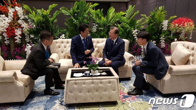 문재인 대통령(왼쪽에서 세번째)와 아베 신조 일본 총리(왼쪽에서 두번째)가 4일 오전 태국 방콕 임팩트 포럼에서 열린 아세안+3 정상회의 참석에 앞서 환담하고 있다. (청와대 제공) 2019.11.4/뉴스1