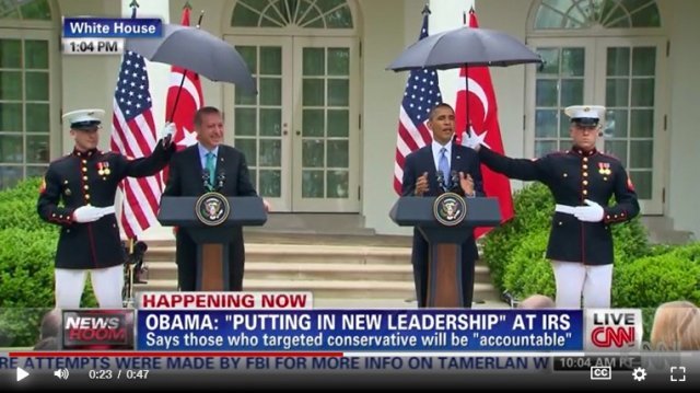 2013년 미 해군들이 버락 오바마 대통령 등에게 우산을 씌워주는 장면