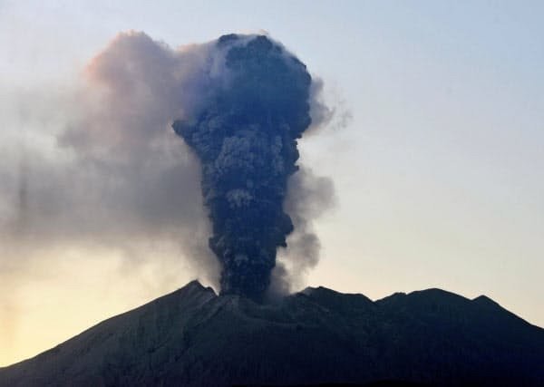 일본 가고시마현 사쿠라지마 화산이 8일 오후 3년 만에 가장 크게 폭발했다. 니혼게이자이신문 갈무리