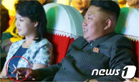 북한 김정은 국무위원장의 흡연 모습(노동신문) © News1
