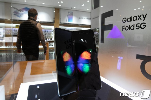 서울 서초구 삼성딜라이트숍에  진열된 삼성전자의 폴더블 스마트폰 ‘갤럭시폴드’/뉴스1 © News1