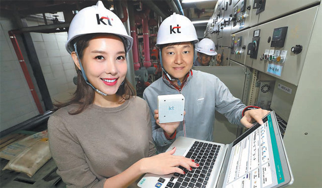 KT 직원과 모델이 서울 서초구 KT융합기술원에서 ‘기가 에너지 매니저 빌딩’ 시범 서비스를 선보이고 있다. KT 제공