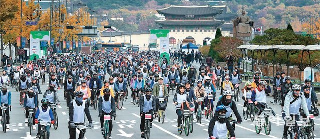 ‘2019 라이딩 서울’에 참가한 3000여 자전거 동호인들이 10일 오전 9시 서울 광화문광장을 출발하고 있다. 참가자들은 올림픽공원 평화의문 광장까지 도심 17km를 달리며 서울의 늦가을을 즐겼다. 송은석 기자 silverstone@donga.com