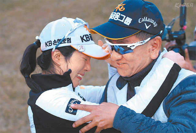 “아빠 사랑해요” 한국여자프로골프(KLPGA)투어에서 237번째 도전 끝에 첫 우승을 차지한 안송이(왼쪽)가 아버지 품에 안겨 눈물을 쏟고 있다. 안송이는 “우승하고 ‘아빠 사랑해요’라고 말했다. 항상 마음속으로 감사하고 있지만 얼굴 보고 하기 힘들었던 말이다”고 말했다. KLPGA 제공