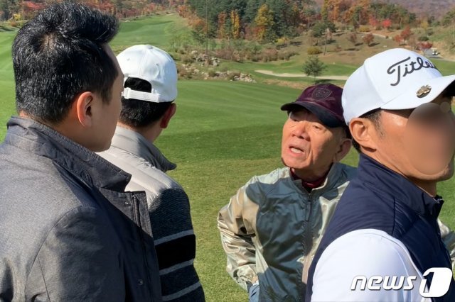 전두환 전 대통령이 7일 오전 강원도 홍천의 한 골프장에서 5·18 광주민주화운동에 대해 묻는 임한솔 정의당 부대표 질문에 “광주하고 내하고 무슨 상관이 있어. 나는 광주 학살에 대해서 모른다“며 답변하고 있다.(임 부대표 제공) 2019.11.7 /뉴스1