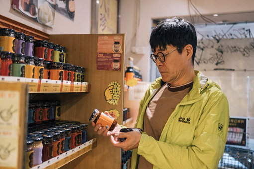 몽콕에 있는 80년 역사의 프리미엄 식재료 상점 팟천(Pat chun)에서 현지 식재료를 살펴보는 박찬일 셰프. 박 셰프는 홍콩 여행에서 구매할 식재료로 음식의 풍미를 더해주고 고기요리의 잡내를 없애주는 흑식초를 추천했다. 사진제공|홍콩관광청