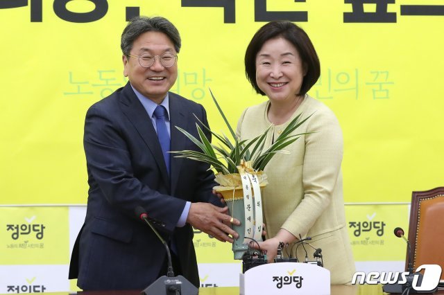 강기정 청와대 정무수석과 심상정 정의당 대표. © News1