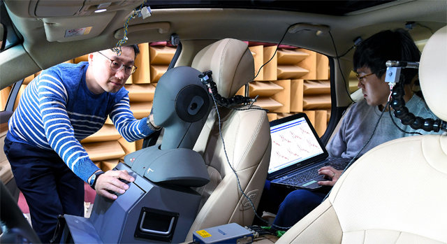 현대자동차그룹 연구원들이 제네시스 G80 차량으로 능동형 노면소음 저감기술(RANC)을 테스트하고 있다. 현대자동차그룹 제공