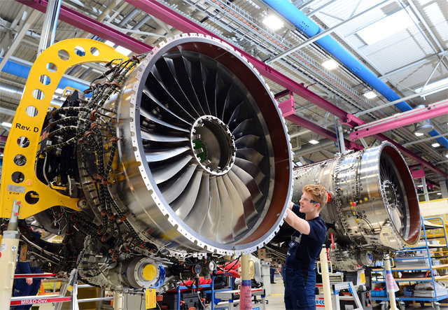 5일(현지
 시간) 영국 더비에 있는 롤스로이스 항공엔진 공장에서 에어버스 A330, 보잉 787드림라이너 등 주력 기종에 탑재되는 ‘트렌트
 엔진’을 조립하고 있다. 한화에어로스페이스는 이 엔진에 들어가는 핵심 부품 10종을 2021년부터 2045년까지 납품하는 계약을
 이날 체결했다. 롤스로이스 제공