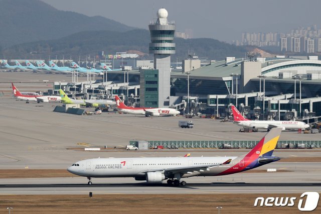 7일 오후 인천국제공항 활주로에서 아시아나 항공기가 이륙을 준비하고 있다. 2019.11.7/뉴스1 © News1