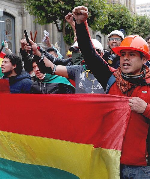 에보 모랄레스 볼리비아 대통령의 퇴진을 요구하던 반정부 시위대가 10일(현지 시간) 행정수도 라파스의 거리에서 사임 소식을 듣고 환호하고 있다. 라파스=AP 뉴시스