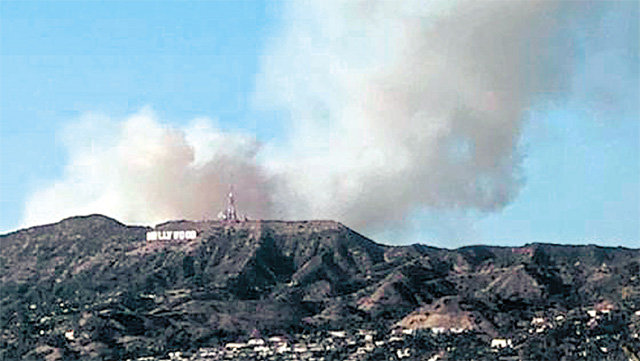 연기에 휩싸인 ‘라라랜드’ 언덕 9일 미국 로스앤젤레스 할리우드힐스에서 불이 나 한때 인근의 워너브러더스 스튜디오 직원들이 대피하는 소동이 있었다. 사진은 로스앤젤레스의 대표 명소인 할리우드 사인이 화염에
휩싸인 모습. 사진 출처 CNN