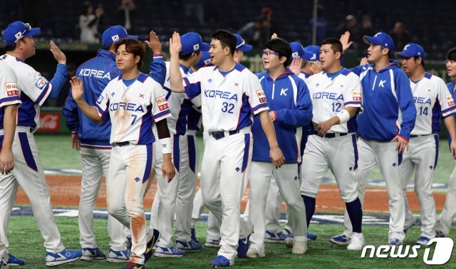 11일 오후 일본 도쿄돔에서 열린 2019 세계야구소프트볼연맹(WBSC) 프리미어12 슈퍼라운드 대한민국과 미국의 경기에서 5대1로 승리한 대한민국 선수들이 기뻐하고 있다. 2019.11.11/뉴스1 © News1