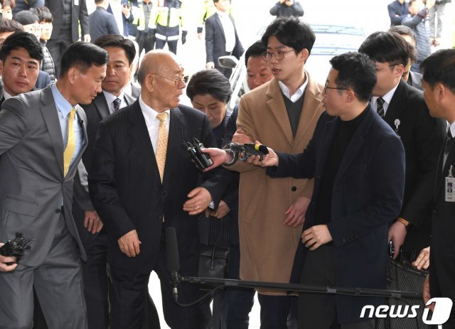 전두환 전 대통령이 5·18 민주화운동 관련 피고인으로 지난 3월11일 광주지방법원에 들어서고 있다… 2019.3.11 /뉴스1 © News1