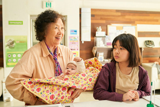 12월4일 개봉하는 영화 ‘감쪽같은 그녀‘의 한 장면. 할머니와 손녀의 동행을 통해 “함께 살아가는 가족이야기”를 관객에 전한다. 사진제공｜메가박스중앙플러스엠