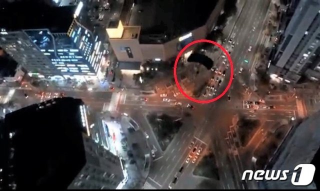 지난 11일 익스트림 스포츠 SNS에 올라온 영상에 한 남성이 낙하산을 타고 고층 건물에서 고공낙하하고 있다.(SNS 캡쳐)© 뉴스1