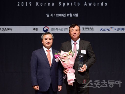 전흥배 재일본관서한국인연합회 상임고문(오른쪽). 스포츠동아DB