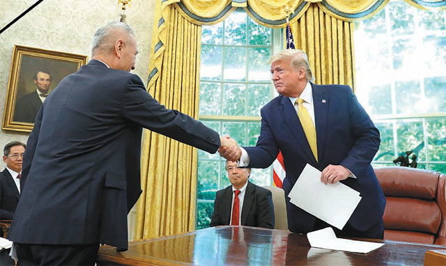 지난달 11일 도널드 트럼프 미국 대통령(오른쪽)이 류허 중국 부총리와 미중 무역협상 관련 ‘미니 딜’에 합의한 후 악수하고 있다. 미중의 1단계 무역 합의는 여전히 이견이 있어 해를 넘길 수 있다는 관측도 나온다. AP 뉴시스