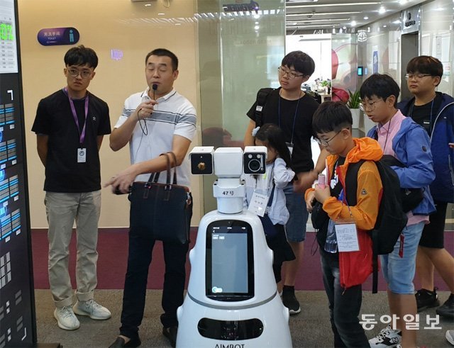 제41회 전국학생과학발명품경진대회 수상자들이 5일 중국 선전의 인공지능(AI) 기업 유비테크(UBTECH)를 방문해 AI와 로봇 기술에 대한 설명을 듣고 있다. 선전·광저우=신희철 기자 hcshin@donga.com