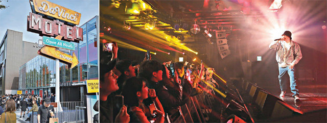 현대카드가 지난달 25, 26일 서울 용산구에서 개최한 페스티벌 ‘다빈치모텔’의 가설 간판(왼쪽 사진)과 래퍼 이센스의 26일 공연(오른쪽 사진). 바쁜 일상에서 잠시 쉬며 좌뇌와 우뇌를 고루 채운다는 의미를 담아 ‘다빈치 모텔’이라고 이름 지었다. 현대카드 제공