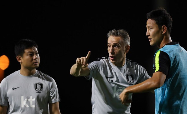 파울루 벤투 한국 축구대표팀 감독(가운데)이 11일(현지 시간) 아랍에미리트 아부다비 크리켓필드에서 열린 훈련에서 수비수 권경원(오른쪽)에게 전술을 지시하고 있다. 대한축구협회 제공