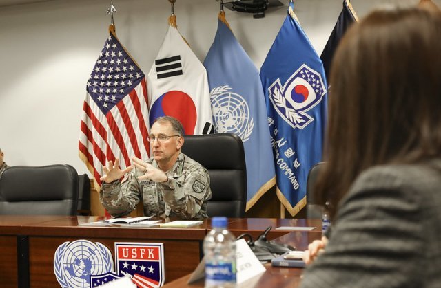 로버트 에이브럼스 사령관이 12일 경기 평택 캠프 험프리스에서 기자들과 인터뷰를 하고 있다. (한미연합군사령부 SNS)