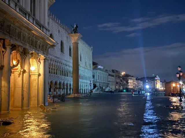 물에 잠긴 베네치아의 모습. 루이지 브루냐로 시장 트위터