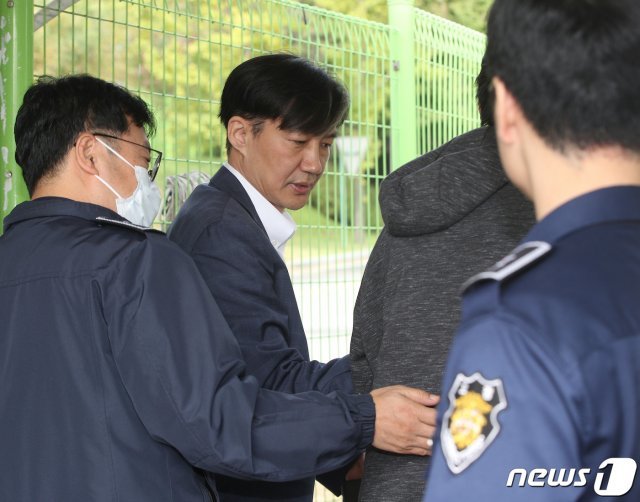조국 전 법무부 장관과 아들이 지난달 24일 오전 경기 의왕시 서울구치소로 향하고 있다. © News1