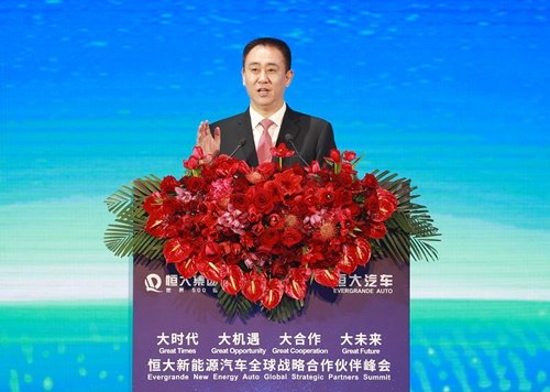 중국 에버그랜드 그룹 후이카옌 회장이 11월 12일 서밋에서 기조연설을 하고 있다.