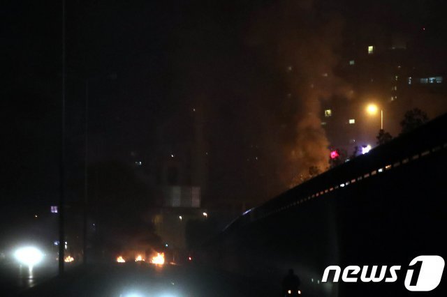 베이루트 국제공항에서 시내로 진입하는 도로에 시위대가 쌓아 태운 타이어 불길에 막혀 있다. © 뉴스1