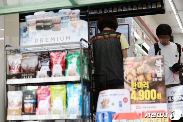 12일 서울 시내 한 편의점에서 아르바이트 직원이 상품을 판매하고 있다. /뉴스1 © News1