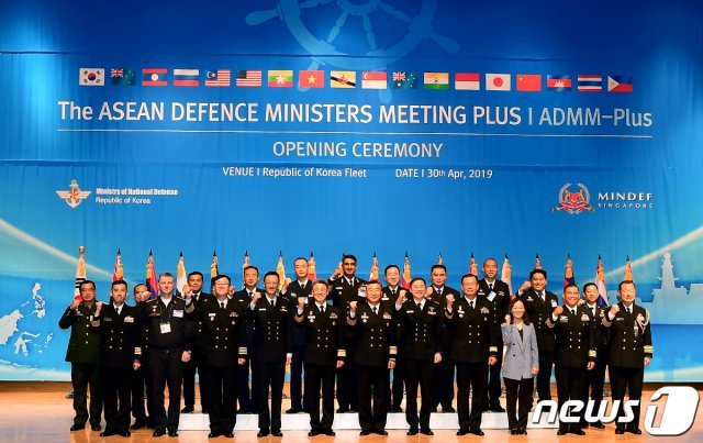 30일 오전 부산 남구 해군작전사령부에서 열린 ‘아세안 확대 국방장관회의(ADMM-Plus)’ 훈련 개회식에서 훈련 참가국 및 각국 대표단 일행이 기념사진을 촬영하고 있다. ADMM-Plus는 아시아·태평양지역 18개국 국방장관협의체로 아세안(ASEAN) 10개국과 8개국(한국, 미국, 일본, 중국, 러시아, 인도, 호주, 뉴질랜드)이 참여하고 있다. (해군 제공) 뉴스1