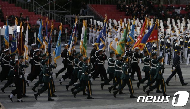 지난달 28일 오후 서울 용산구 전쟁기념관에서 열린‘제 70주년 국군의 날 미디어데이 행사’에서 국군 의장대가 사열해 있다.(자료사진, 기사내용과 무관) © News1