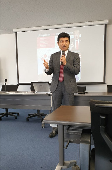 미치시타 나루시게 교수가 6일 일본 도쿄 일본정책연구원 강의실에서 한반도 현안에 대해 강의하고 있다.
