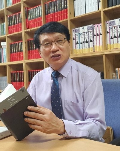 강의하는 김원중 교수. 그는 “동양고전을 통해 역경을 극복하는 지혜를 터득하라”고 조언한다. 사진 제공 건양대