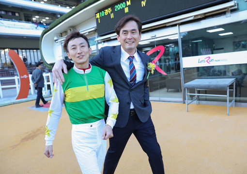 경주마 다이아로드와 함께 10일 열린 제주특별자치도지사배에서 우승한 김용근 기수(왼쪽)와 송문길 조교사가 환하게 웃고 있다. 사진제공｜한국마사회