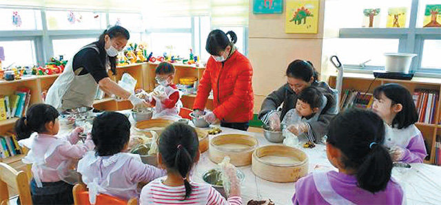한국백혈병소아암협회 광주전남지회가 개설한 희망 웰니스센터에서 소아암 어린이들이 정서 발달과 공감능력을 키워주는 요리 만들기 수업을 하고 있다. 한국백혈병소아암협회 광주전남지회 제공