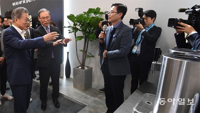 문재인 대통령이 1월 한국전자IT산업 융합전시회에서 LG전자의 가정용 맥주 캡슐머신에 대한 설명을 듣고 있다. 동아일보DB