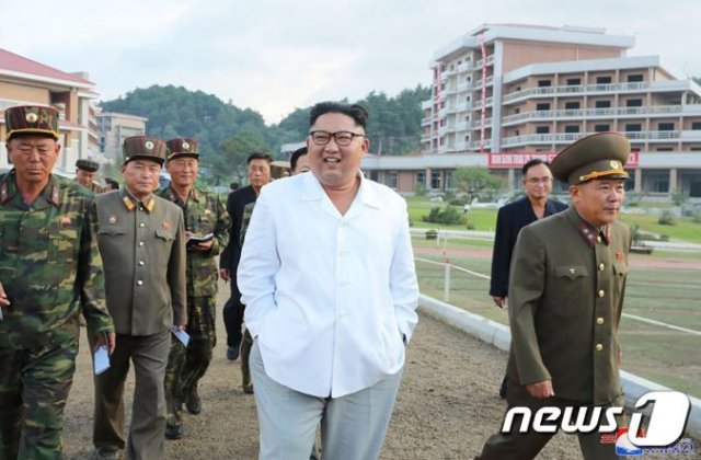 김정은 북한 국무위원장이 평안남도 양덕군 온천관광지구 건설장을 현지지도 하는 모습.(조선중앙통신)© 뉴스1