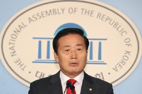김성찬 자유한국당 의원이 15일 서울 여의도 국회 정론관에서 21대 총선 불출마선언을 하고 있다. 사진=뉴스1