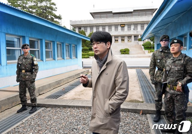 지난 4월 26일 경기도 파주 판문점에서 열린 ‘4.27 판문점선언 1주년 기념식’ 리허설에서 탁현민 청와대 행사기획 자문위원이 1년 전 남북정상이 처음으로 조우한 판문점 군사분계선 앞에서 행사에 관해 설명하고 있다. 2019.4.26/뉴스1 © News1 사진공동취재단