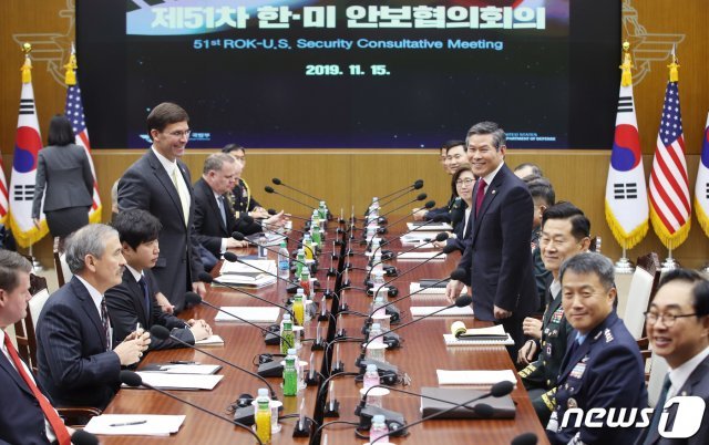 정경두 국방부 장관(오른쪽)과 마크 에스퍼 미 국방장관이 15일 서울 용산구 국방부에서 열린 제51차 안보협의회(SCM) 고위회담에 참석하고 있다. 2019.11.15/뉴스1 © News1 사진공동취재단