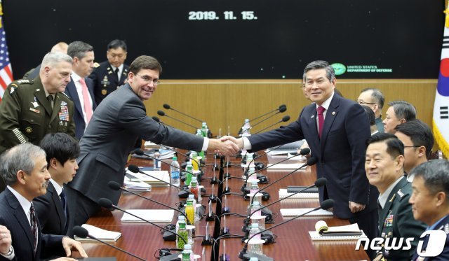 정경두 국방부 장관(오른쪽)과 마크 에스퍼 미 국방장관이 15일 서울 용산구 국방부에서 열린 제51차 안보협의회(SCM) 고위회담에 앞서 악수하고 있다. 2019.11.15/뉴스1 © News1