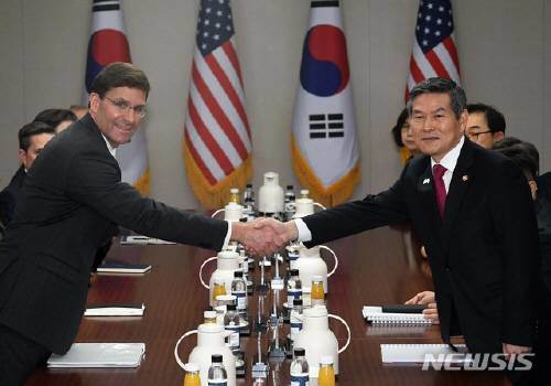 정경두 국방장관(오른쪽)과 마크 에스퍼 미 국방장관이 15일 서울 용산구 국방부에서 열린 제51차 안보협의회(SCM) 고위회담에 앞서 악수하고 있다. 뉴시스