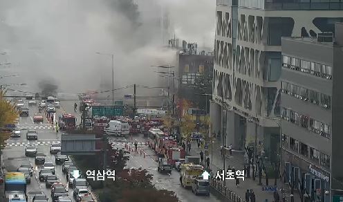 서울시 교통정보시스템 폐쇄회로(CC)TV 화면에 포착된 화재현장 모습.