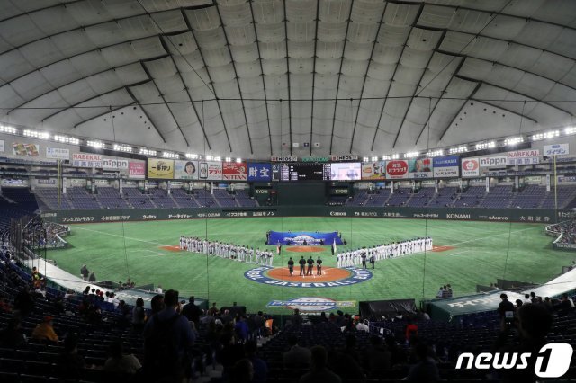 11일 오후 일본 도쿄돔에서 열린 2019 세계야구소프트볼연맹(WBSC) 프리미어12 슈퍼라운드 대한민국과 미국의 경기에서 양팀 선수들이 도열해 있다. © News1