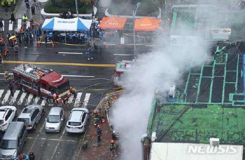 15일 오후 서울 서초구 진흥상가에서 화재가 발생해 소방당국이 진화작업을 하고 있다. 이후 오후 4시29분경 완전히 꺼졌다. 뉴시스