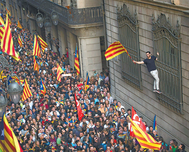 스페인 카탈루냐주의 독립주의자들이 2017년 10월 27일 주도 바르셀로나 주청사 앞에서 독립을 선포한 후 카탈루냐 기를 흔들며 행진하고 있다. 당시 중앙정부는 공권력을 투입해 즉각 자치권을 박탈했다. 이후 2년이 흘렀음에도 카탈루냐 독립을 둘러싼 찬반양론이 거세다. 바르셀로나=AP 뉴시스