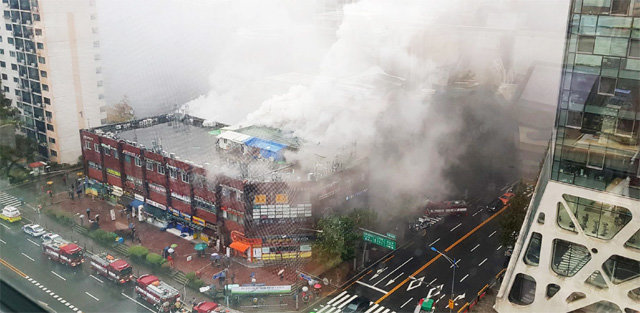 15일
 오후 서울 서초구 강남역 인근 진흥종합상가에서 화재가 발생해 뿌연 연기가 피어오르고 있다. 소방 당국에 따르면 이날 오후 1시 
23분경 불이 나 연기 흡입 등으로 17명의 부상자가 발생했다. 불은 화재 발생 3시간여 만인 오후 4시 29분 완전 진화됐다. 
뉴스1